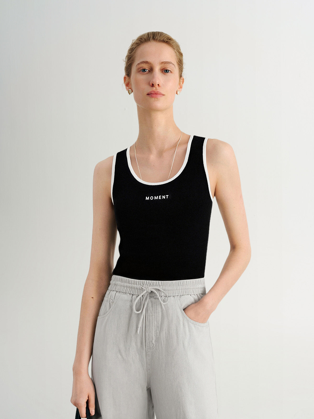 Black U-Neck Sleeveless Cropped Top